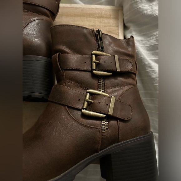 Style Torrid Brown Chunky Zip Ankle Bootie Lug-Heel Faux Leather 8W Worn… - Picture 2 of 9